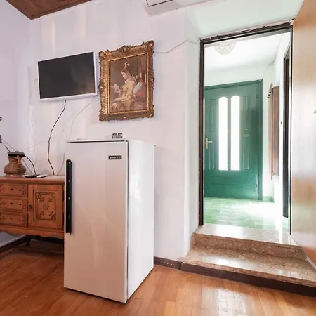 Apartment 5 *